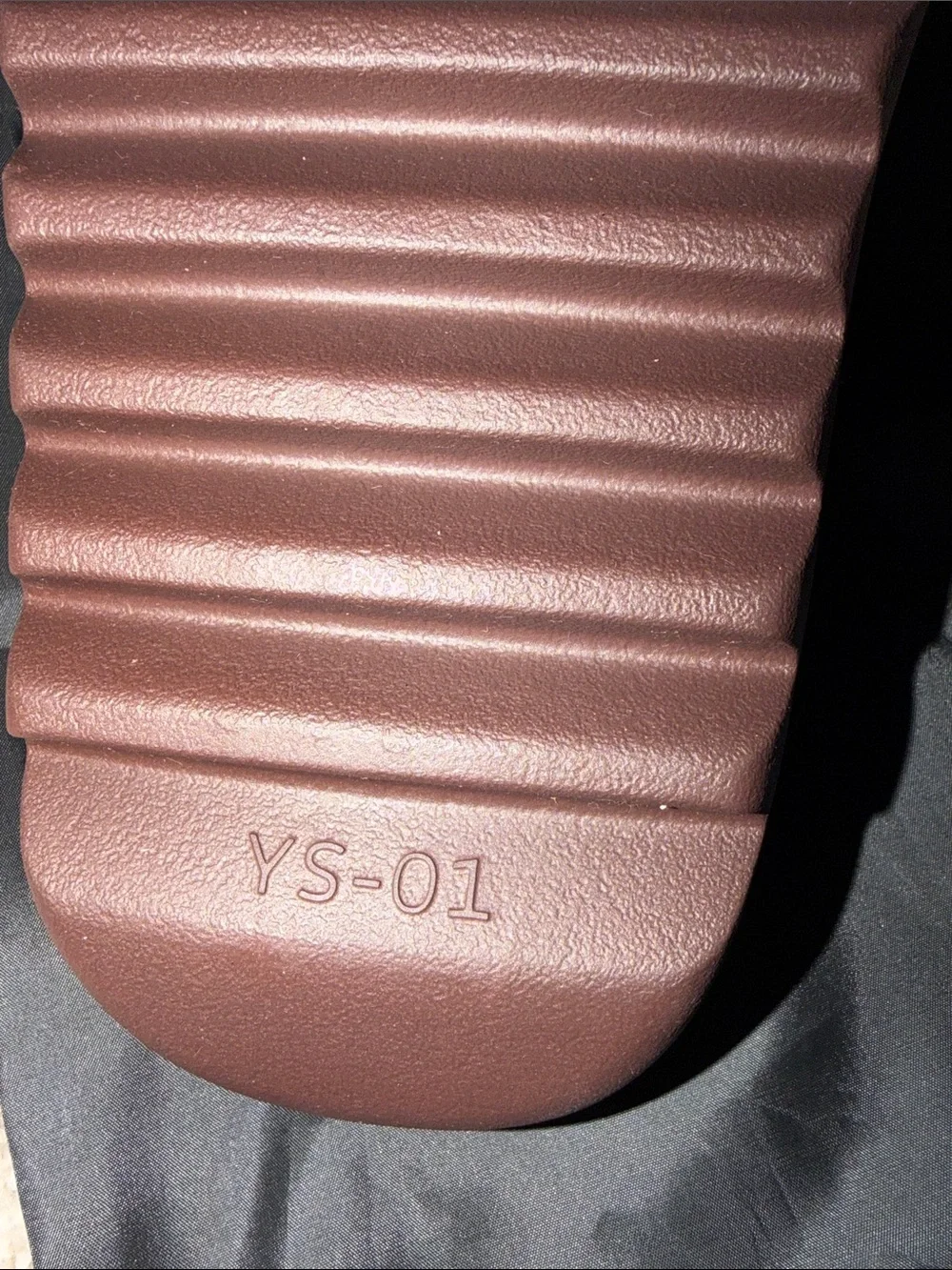 foam-slide aesthetic similar to Yeezy slides brand YS-01‎